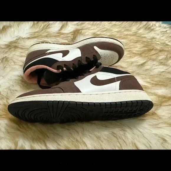 Nike Air Jordan 1 Low SE GS Mocha Light Chocolate - Picture 2 of 8